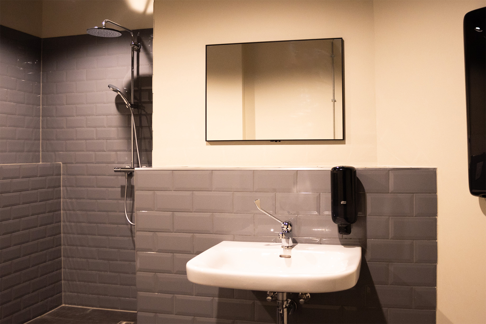 Badezimmer des Female Dorm im Coffee Inn Hostel Berlin