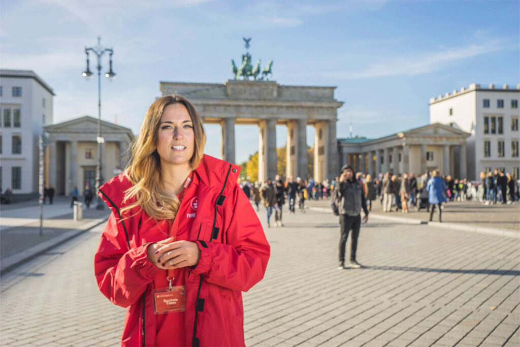 Tours__0002_berlin-local-guide-at-the-branderburg-gate-meeting-point